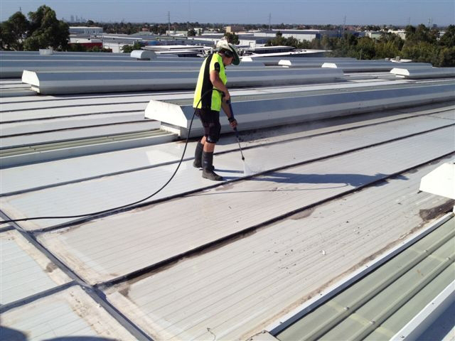 Step 2: High-pressure cleaning to ensure a stable, oil-, grease-, and mold-free surface for maximum adhesion